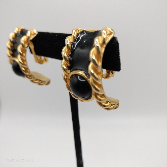 Women's Swirl Gold Tone and Black Enamel Clip On Earrings Luxury Formal Classic - Picture 3 of 11